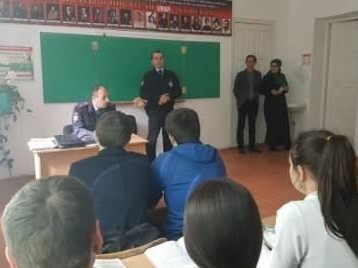 Специалисты Хивского Центра занятости провели «круглый стол» с участием несовершеннолетних